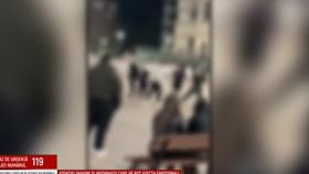 VIDEO Doi tineri din Piteți, snopiți în bătaie în plină stradă! Agresorii sunt căutați de autorități